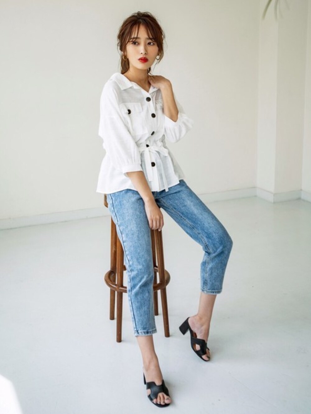 ブラック系のサンダル、ブルー系のデニムパンツ、ホワイト系のシャツ/ブラウスを着用したレディースの夏コーディネートの1枚目の写真