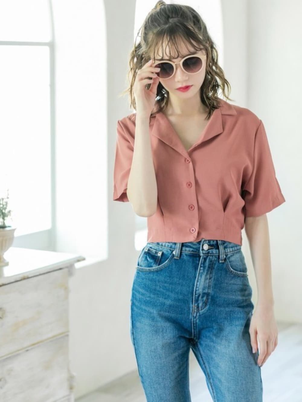 オープンカラーショートシャツを使った人気ファッションコーディネート