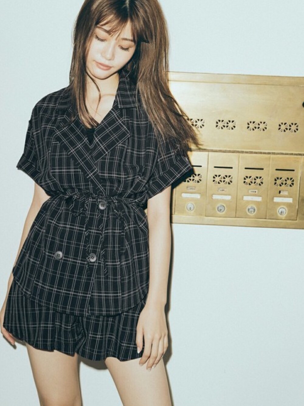 「チェック、ジャケット、セットアップ、ショートパンツ、リボン、大人カジュアル、プチプラ、夏コーデ、GRL、グレイル」｜「GRLの真鍮ツイストフープピアス（ピアス（両耳用）、ゴールド系）」を使った、GRLグレイル_OFFICIALさん（レディース・165cm）の夏コーディネートの1枚目の写真