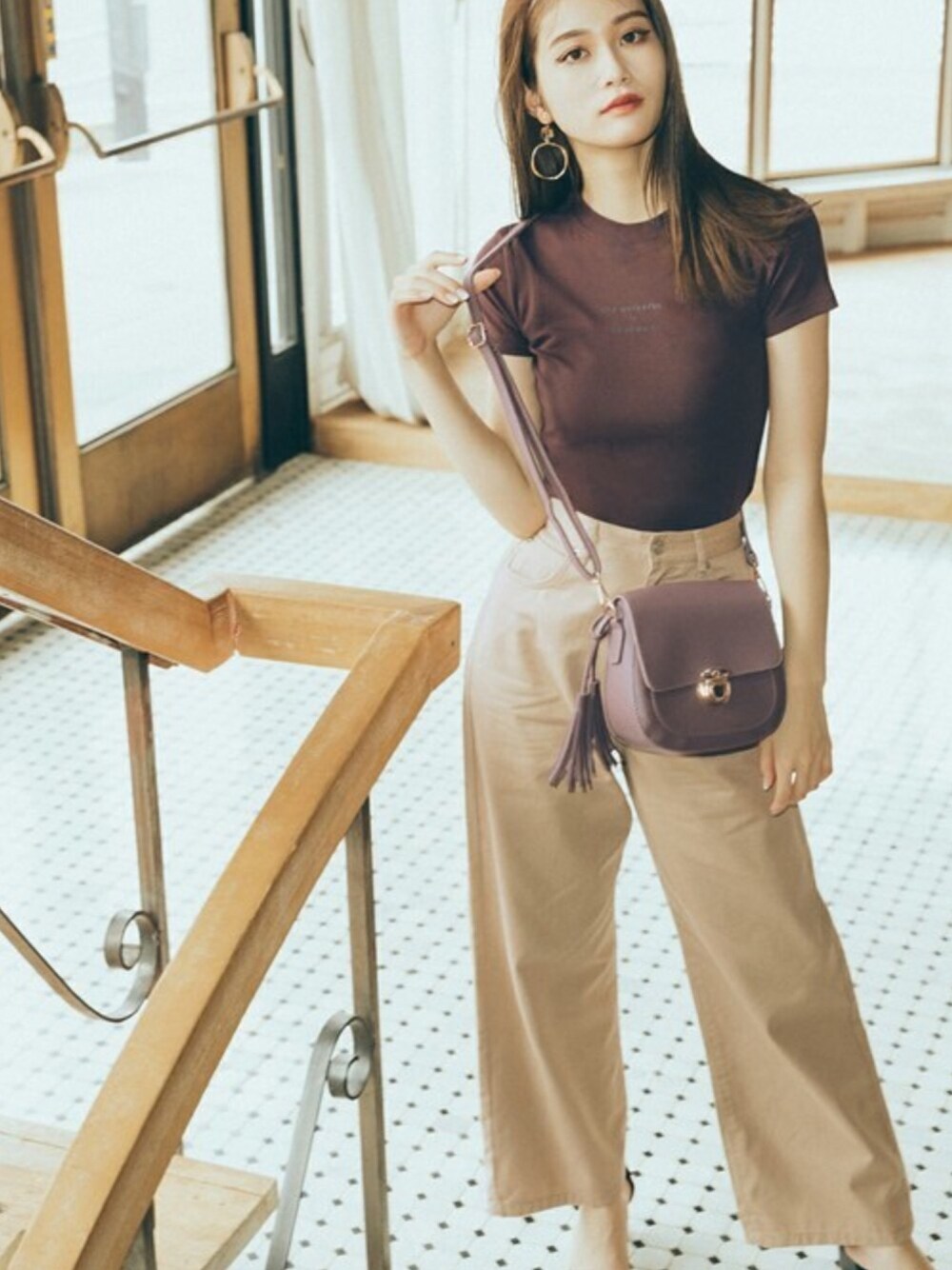 「ロゴT、チノパン、ショルダーバッグ、大人カジュアル、ワイドパンツ、プチプラ、パンツスタイル、夏コーデ、GRL、グレイル」｜「GRLのロゴTシャツ（Tシャツ/カットソー、ブラウン系）」を使った、GRLグレイル_OFFICIALさん（レディース・165cm）の夏コーディネートの1枚目の写真