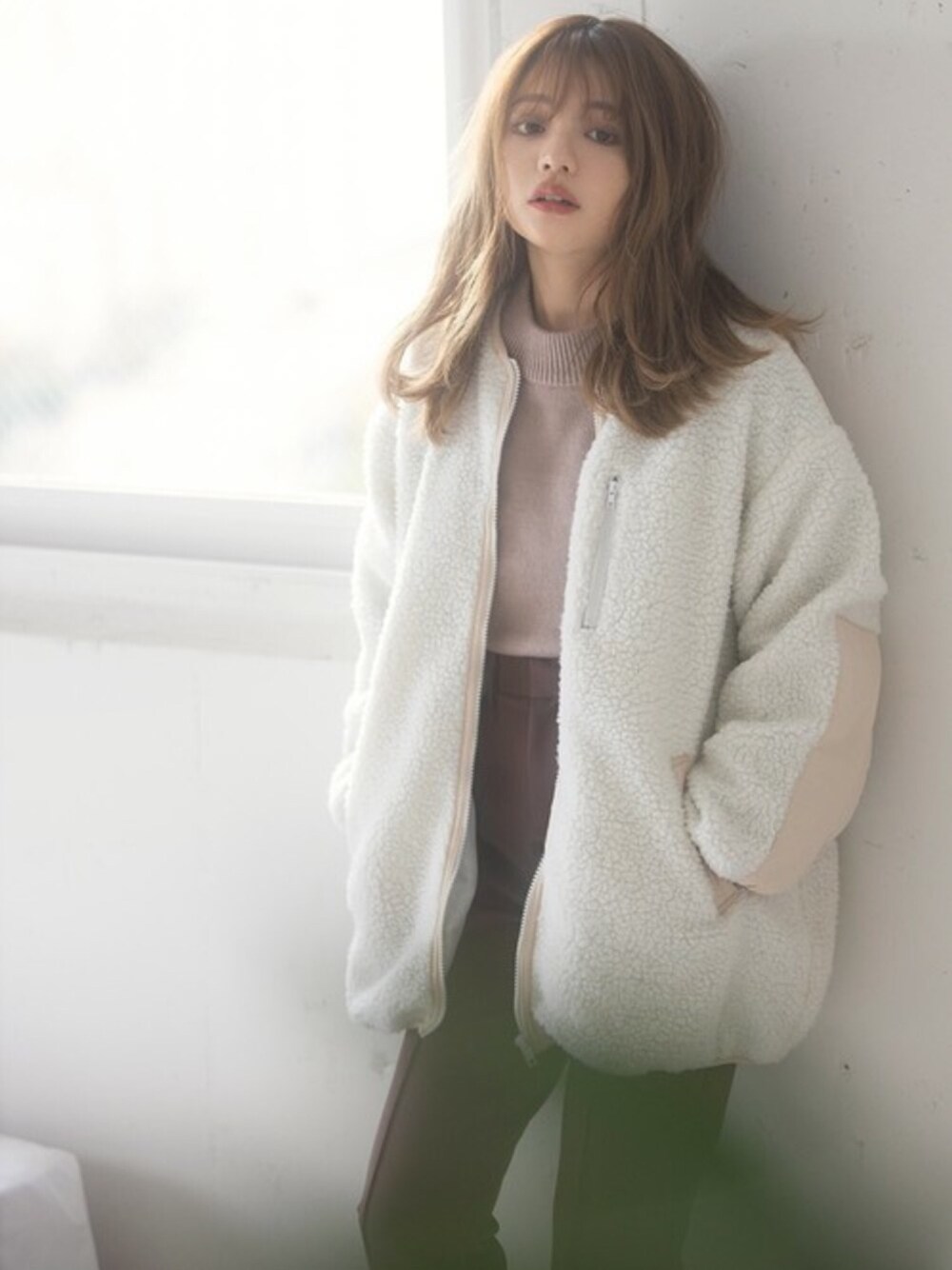 「ブルゾン、ニット、ボア、冬コーデ、大人カジュアル、プチプラ、パンツスタイル、フレアパンツ、GRL、グレイル」｜「GRLのボトルネックニットトップス（ニット/セーター、ベージュ系）」を使った、GRLグレイル_OFFICIALさん（レディース・158cm）の冬コーディネートの1枚目の写真