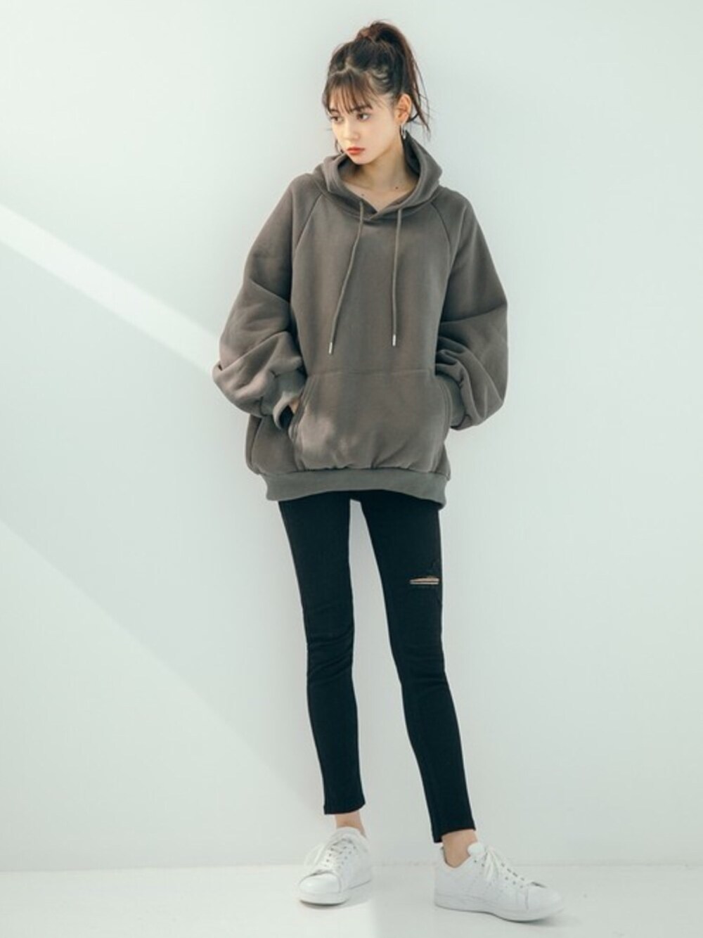 「パーカー、裏起毛、大人カジュアル、プチプラ、ラフ、パンツスタイル、GRL、黒スキニー、グレイル、秋冬コーデ」｜「GRLのバックスリットデザインスキニーパンツ（その他パンツ、ブラック系）」を使った、GRLグレイル_OFFICIALさん（レディース・163cm）の冬コーディネートの1枚目の写真