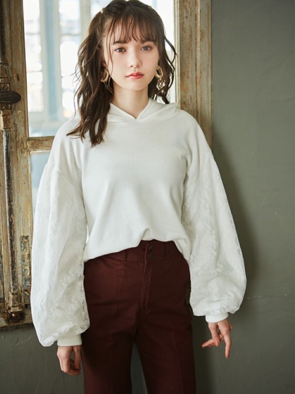 「パーカー、大人カジュアル、ワイドパンツ、プチプラ、パンツスタイル、春コーデ、センタープレス、GRL、袖レース、グレイル」｜「GRLのセンタープレスセミワイドパンツ（その他パンツ、ブラウン系）」を使った、GRLグレイル_OFFICIALさん（レディース・161cm）の春コーディネートの1枚目の写真
