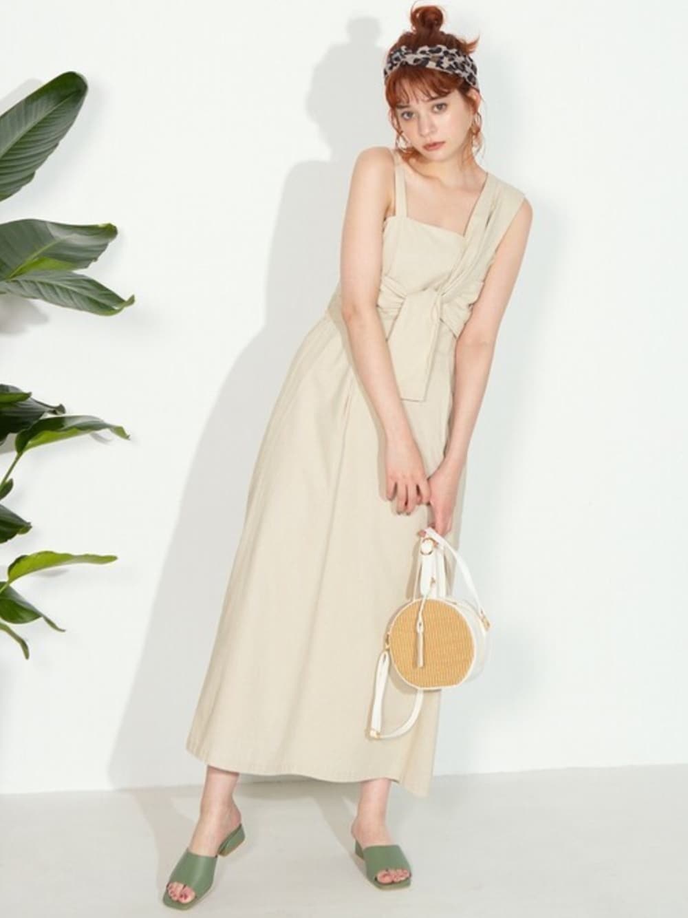 「ベージュ、スカーフ、大人カジュアル、ジャンパースカート、プチプラ、サンダル、夏コーデ、GRL、グレイル、サークルバッグ」｜「GRLのペーパーレザーコンビサークルポシェット（ショルダーバッグ、ホワイト系）」を使った、GRLグレイル_OFFICIALさん（レディース・168cm）の夏コーディネートの1枚目の写真