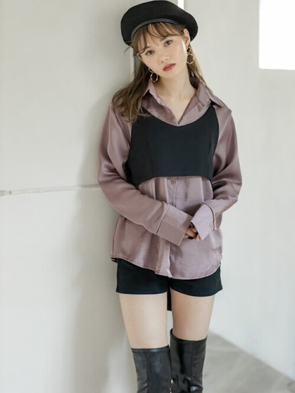 ベージュ系のシャツ/ブラウス、ブラック系のブーツ、ゴールド系のピアス（両耳用）を着用したレディースの秋コーディネートの1枚目の写真