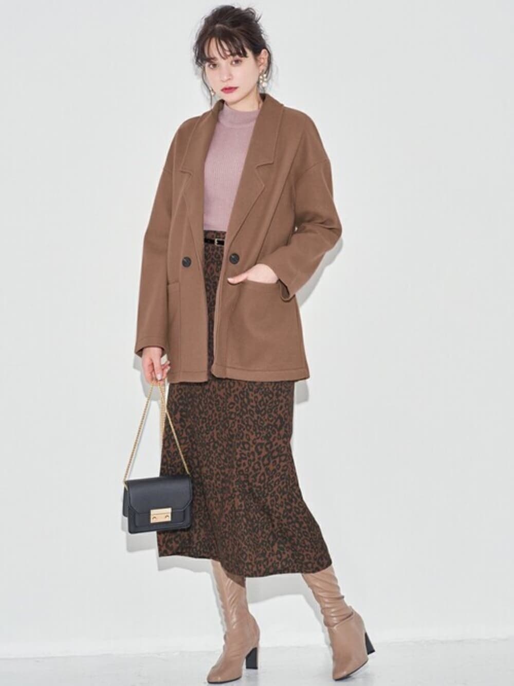 ブラウン系のテーラードジャケット、ブラウン系のブーツ、その他のスカートを着用したレディースの冬コーディネートの1枚目の写真