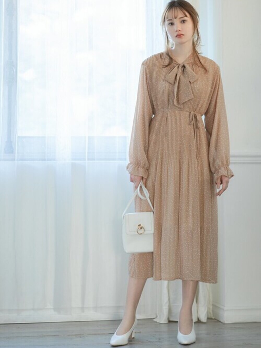「ワンピース、パンプス、ショルダーバッグ、ナチュラル、ドット、プチプラ、春コーデ、GRL、大人ガーリー、グレイル」｜「GRLのデザインヒールパンプス（パンプス、ホワイト系）」を使った、GRLグレイル_OFFICIALさん（レディース・161cm）の春コーディネートの1枚目の写真