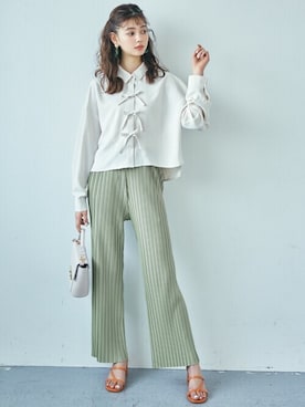 「アイテム（アクセサリー、グリーン系）」を使った、GRLグレイル_OFFICIALさん（レディース・163cm）の春コーディネート