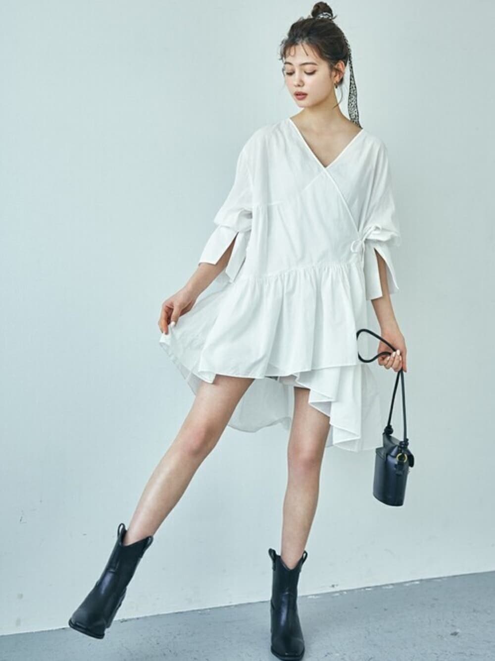 ホワイト系のその他パンツ、ブラック系のショルダーバッグ、ホワイト系のシャツ/ブラウスを着用したレディースの春コーディネートの1枚目の写真