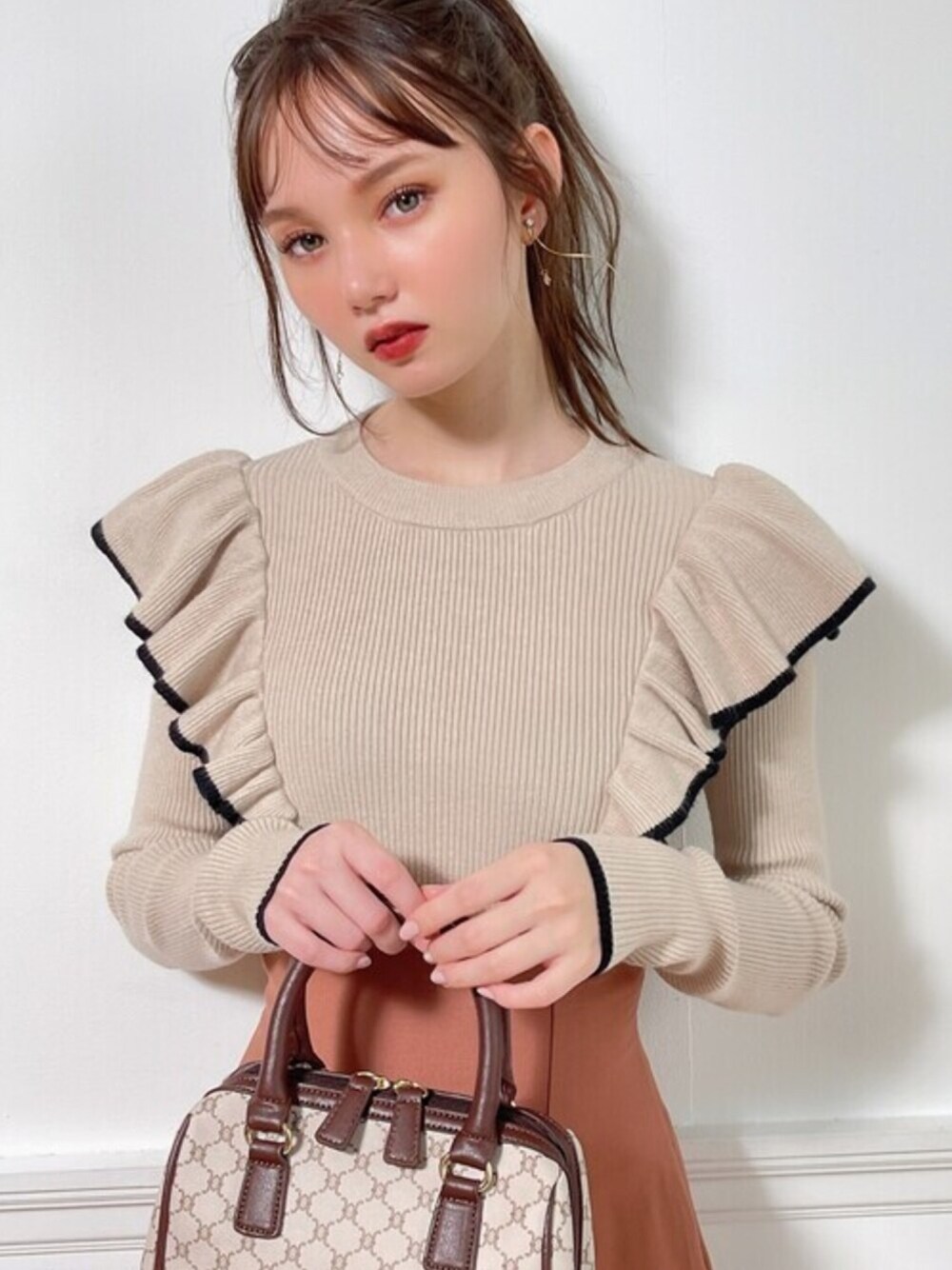 「ニット、ハンドバッグ、フリル、ガーリー、プチプラ、マーメイドスカート、GRL、グレイル、秋コーデ、バックレースアップ」｜「GRLの配色フリルリブニットトップス（ニット/セーター、ベージュ系）」を使った、GRLグレイル_OFFICIALさん（レディース・161cm）の秋コーディネートの1枚目の写真
