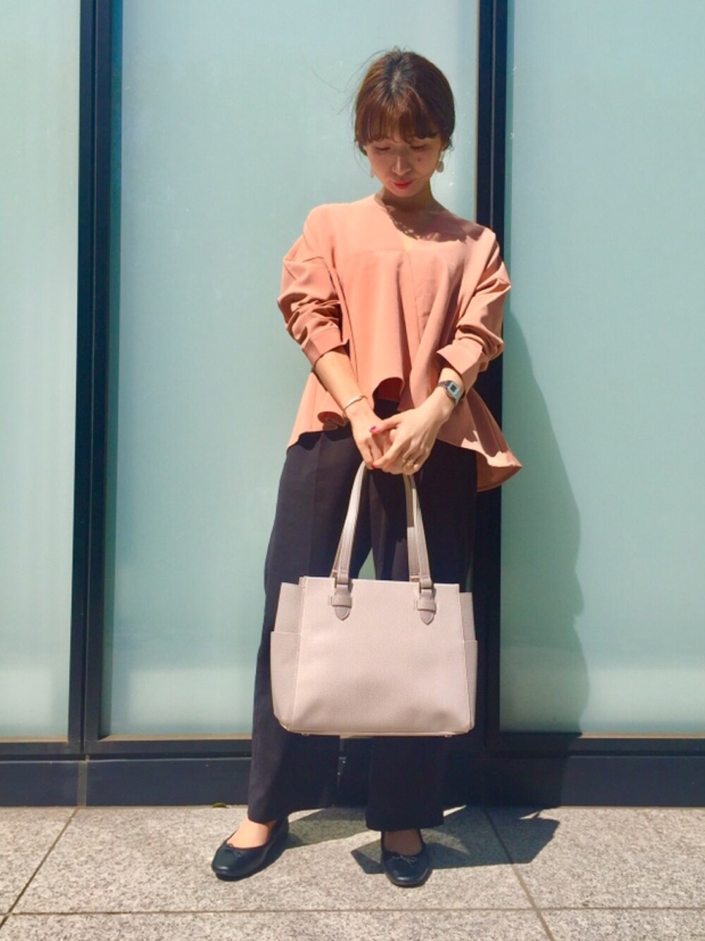 ブラック系のその他パンツ、ブラック系のバレエシューズ、グレー系のトートバッグを着用したレディースの春コーディネートの1枚目の写真