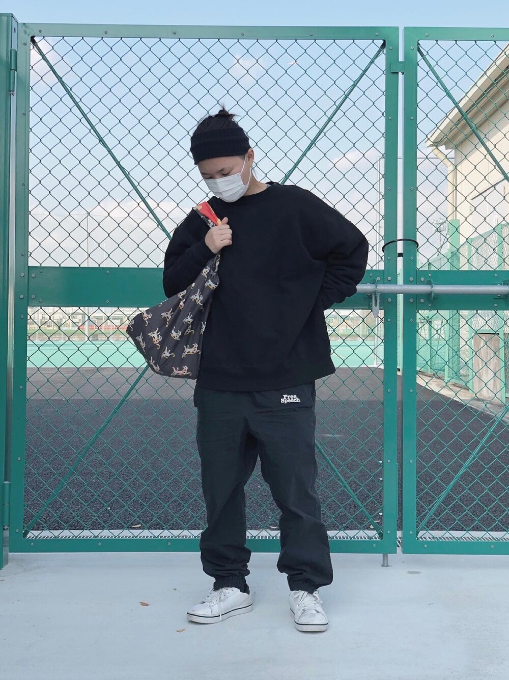 ブラック系のエコバッグ/サブバッグ、ブラック系のその他パンツ、ブラック系のスウェットを着用したレディースの秋コーディネートの1枚目の写真