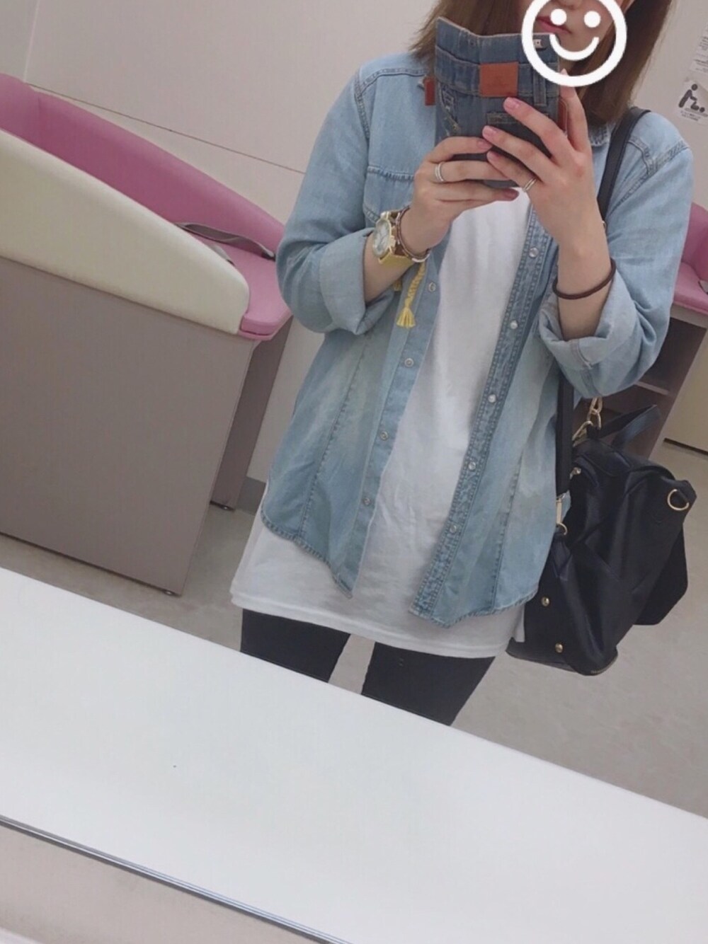 ホワイト系のTシャツ/カットソー、ブラック系のデニムパンツ、ブラック系のバックパック/リュックを着用したレディースの夏コーディネートの1枚目の写真