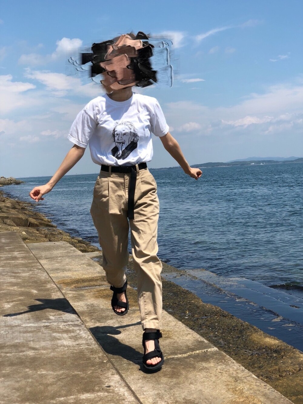 「メンズライク、カジュアル、シンプル、ジェンダーレス」｜「WHO'S WHO galleryの【ijinn】プリントTEE（Tシャツ/カットソー、ホワイト系）」を使った、はじめさん（レディース・155cm）の夏コーディネートの1枚目の写真