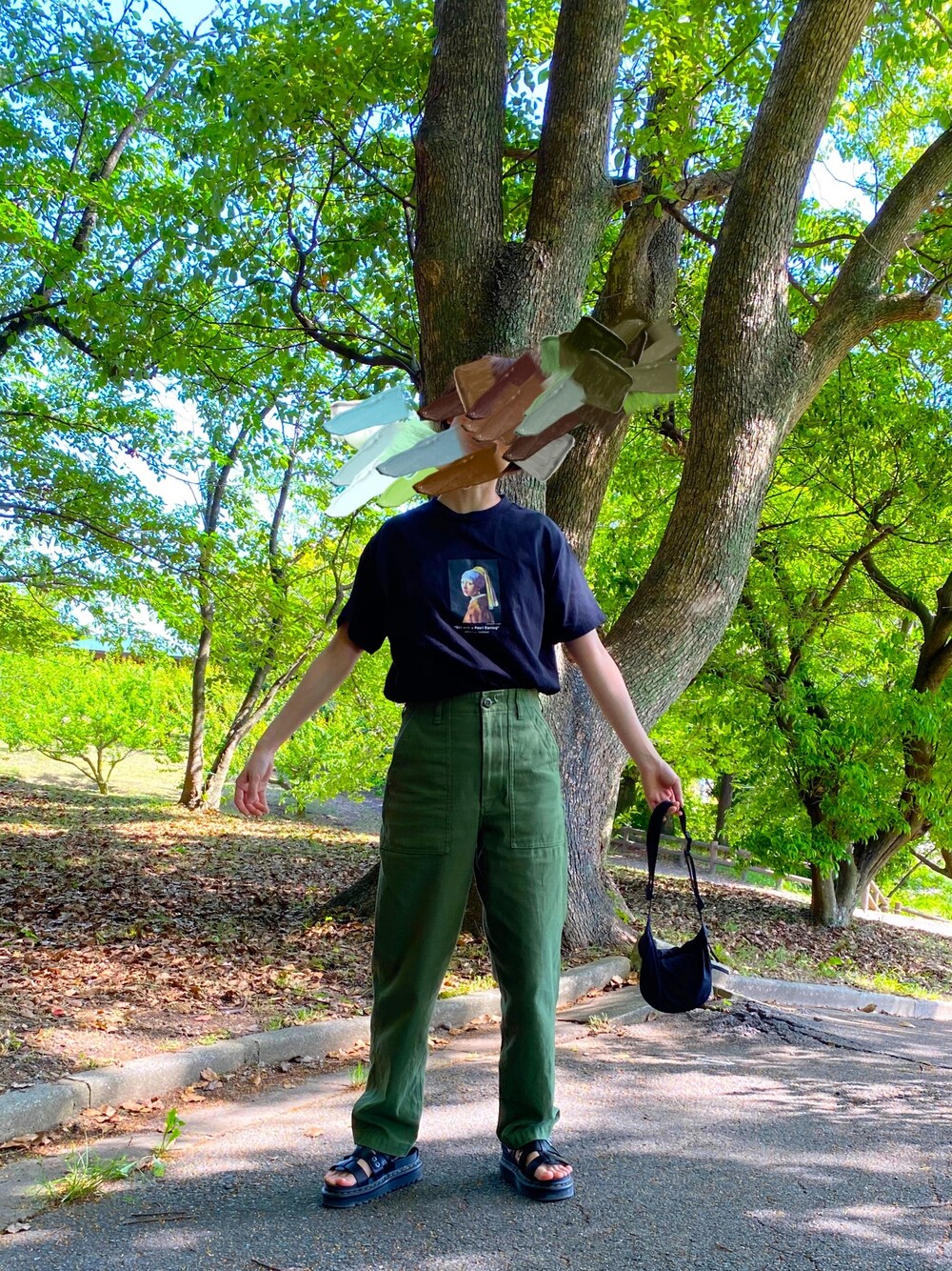 「カジュアル、ショートヘア、ベイカーパンツ、Tシャツ、ドクターマーチン、公園、メンズライク」｜「MONO-MARTの別注プリントART 半袖 Tシャツ/ビッグシルエット アートプリントカットソー/GIRL WITH A PEARL EARING/VINCENT WILLEM VAN GOGH/THE LAST SUPPER（Tシャツ/カットソー、ブラック系）」を使った、はじめさん（レディース・155cm）の春コーディネートの1枚目の写真
