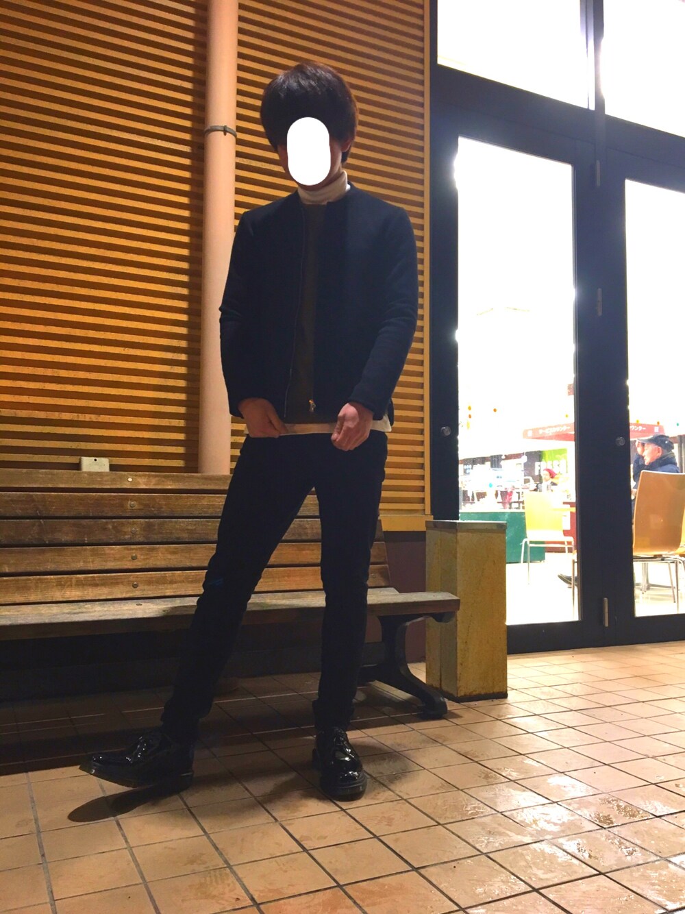 ブラック系のブルゾン、イエロー系のニット/セーター、ホワイト系のTシャツ/カットソーを着用したメンズの冬コーディネートの1枚目の写真