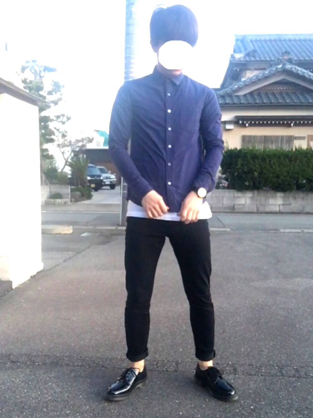 ブルー系のシャツ/ブラウス、ホワイト系のTシャツ/カットソー、ブラック系のデニムパンツを着用したメンズの春コーディネートの1枚目の写真