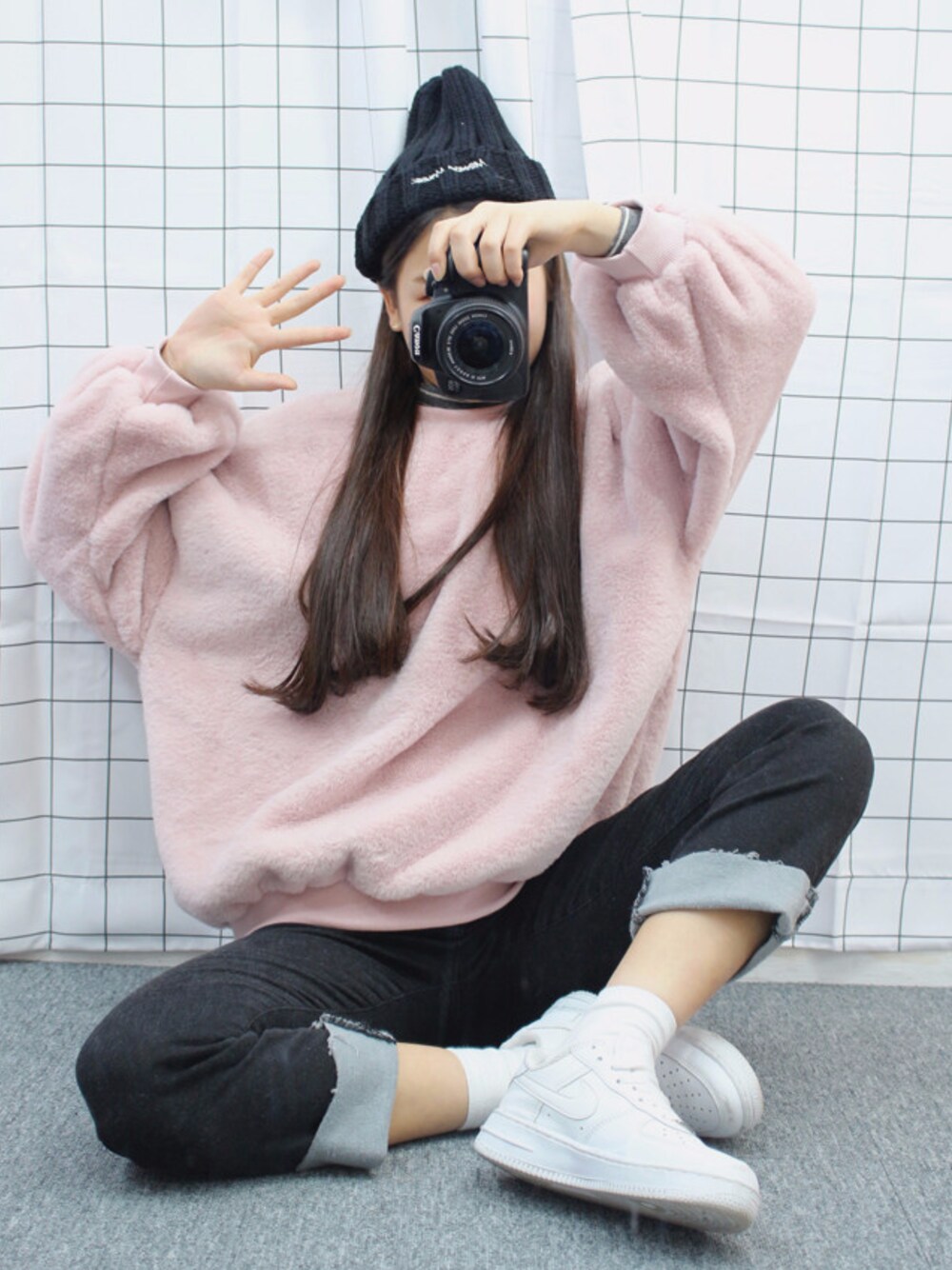 ピンク系のスウェットを着用したレディースの冬コーディネートの1枚目の写真