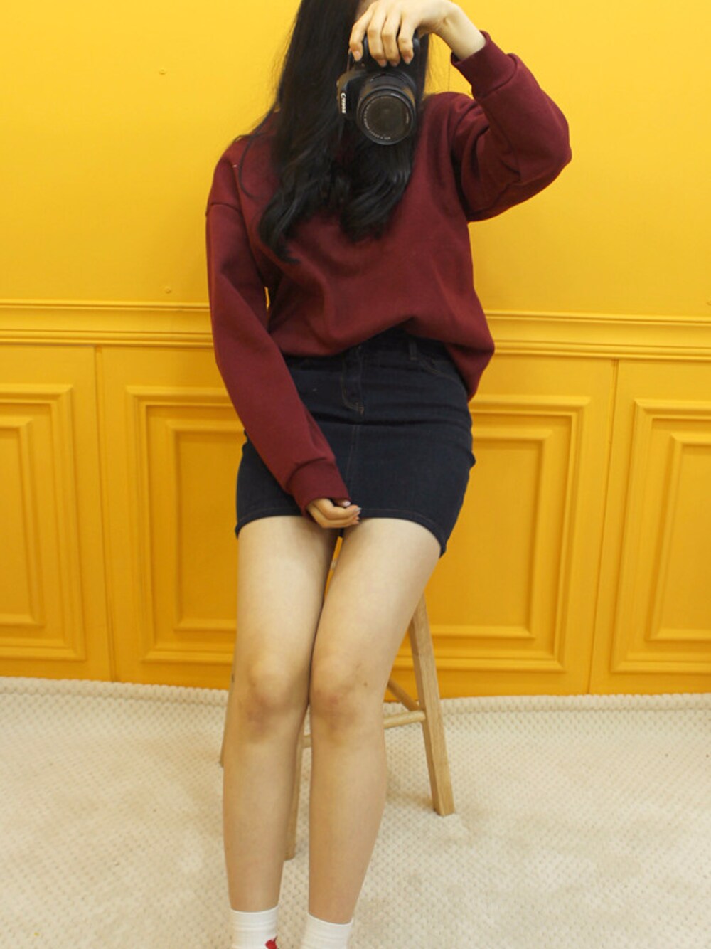 レッド系のスウェットを着用したレディースの冬コーディネートの1枚目の写真