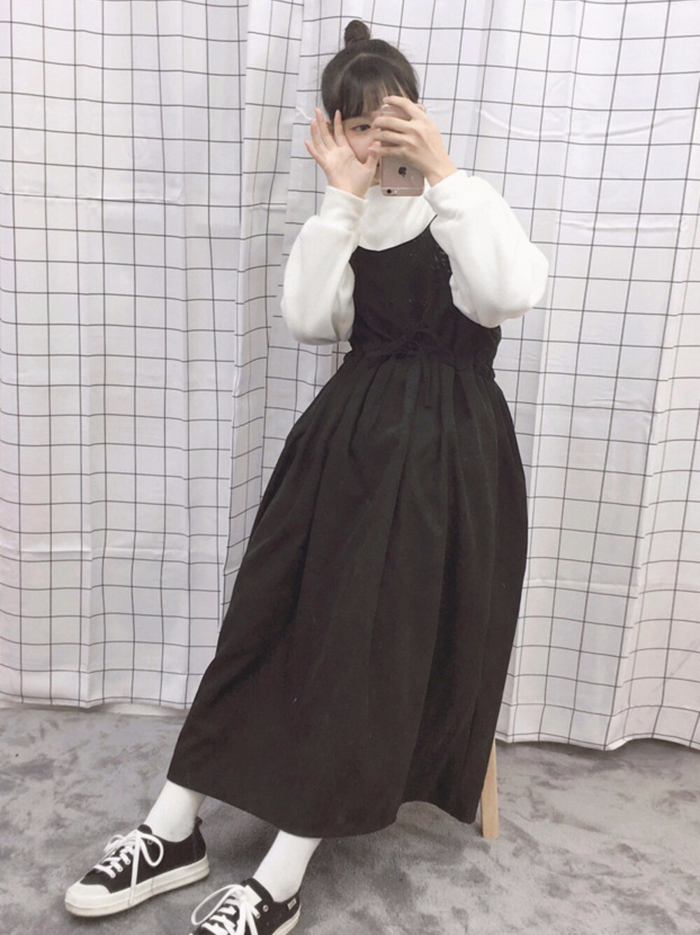 「ワンピース、カジュアル、シンプル、ブラック、プチプラ、きれいめカジュアル、可愛い、オトナカジュアル、オールドミッキー、oldmickey」｜「OLDMICKEY のシンプルスエードハーフボタンダウンロングキャミソールワンピース(P000BJLC)（ワンピース、ホワイト系）」を使った、oldmickey_jpさん（レディース・162cm）の冬コーディネートの1枚目の写真