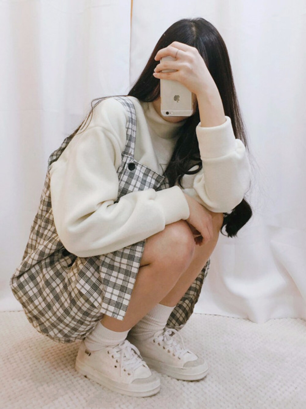 ホワイト系のワンピースを着用したレディースの冬コーディネートの1枚目の写真