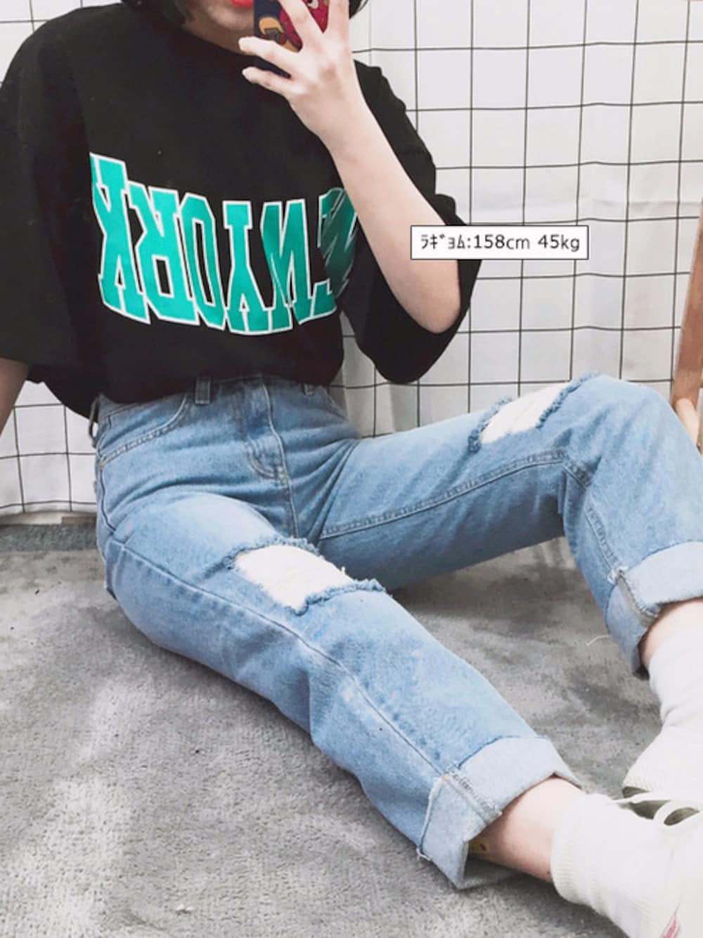 「カジュアル、Tシャツ、デニムパンツ、プチプラ、シンプルコーデ、春コーデ、ラクチンコーデ、オールドミッキー、oldmickey」｜「OLDMICKEY のレタリングプリントアンバランスヘム半袖Tシャツ(P000BJYZ)（Tシャツ/カットソー、ブラック系）」を使った、oldmickey_jpさん（レディース・158cm）の春コーディネートの1枚目の写真