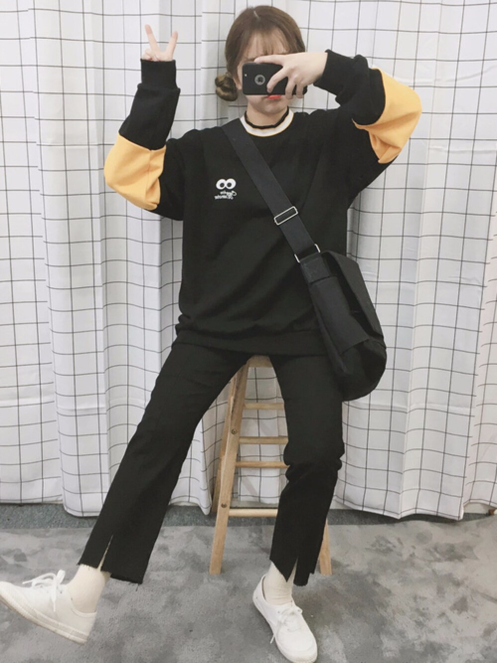 「スウェット、カジュアル、シンプル、プチプラ、ootd、ラクチンコーデ、韓国ファッション、オールドミッキー、oldmickey」｜「OLDMICKEY のラウンドネック配色スリーブ刺繡スウェット(P000BKBW)（スウェット、ブラック系）」を使った、oldmickey_jpさん（レディース・154cm）の春コーディネートの1枚目の写真