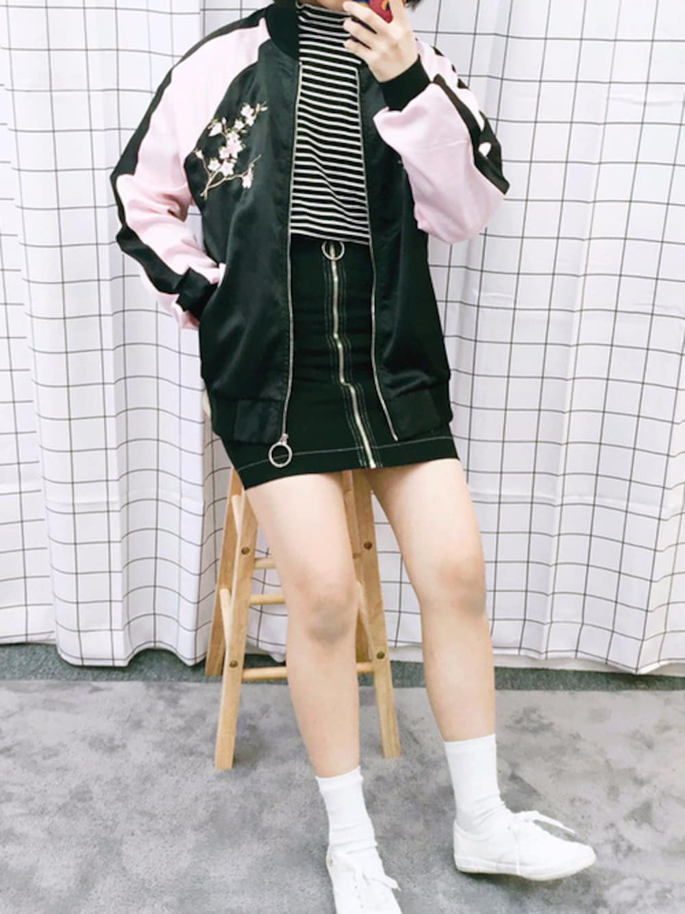 「スカジャン、カジュアル、シンプル、プチプラ、春アウター、春コーデ、ラクチンコーデ、韓国ファッション、オールドミッキー、oldmickey」｜「OLDMICKEY のフラワー刺繡バイカラースカジャン(P000BKCW)（ブルゾン、ピンク系）」を使った、oldmickey_jpさん（レディース・160cm）の春コーディネートの1枚目の写真
