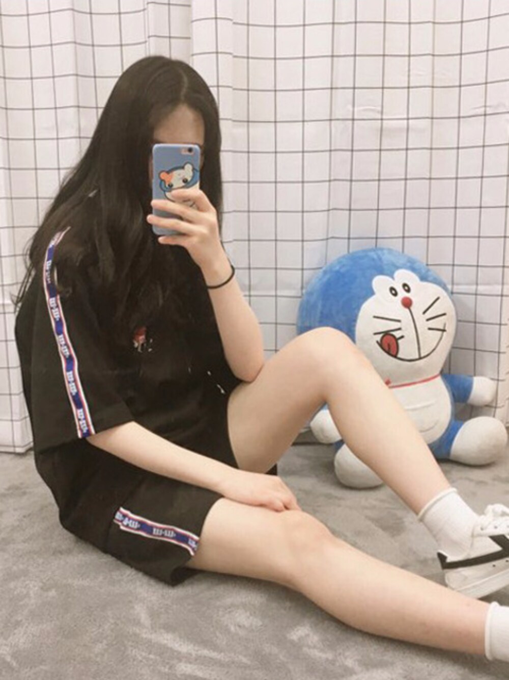 「カジュアル、シンプル、パーカー、ショートパンツ、ルームウェア、プチプラ、ラクチンコーデ、韓国ファッション、オールドミッキー、oldmickey」｜「OLDMICKEY のレタリングサイドライン半袖パーカー(P000BKKQ)（パーカー、ブラック系）」を使った、oldmickey_jpさん（レディース・162cm）の春コーディネートの1枚目の写真