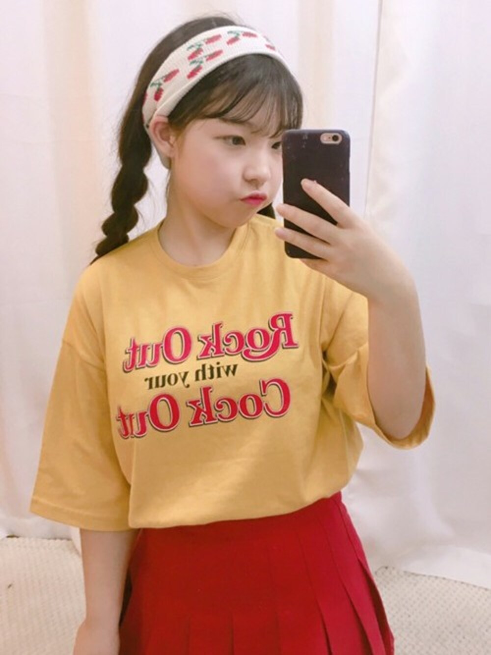 イエロー系のTシャツ/カットソーを着用したレディースの春コーディネートの1枚目の写真