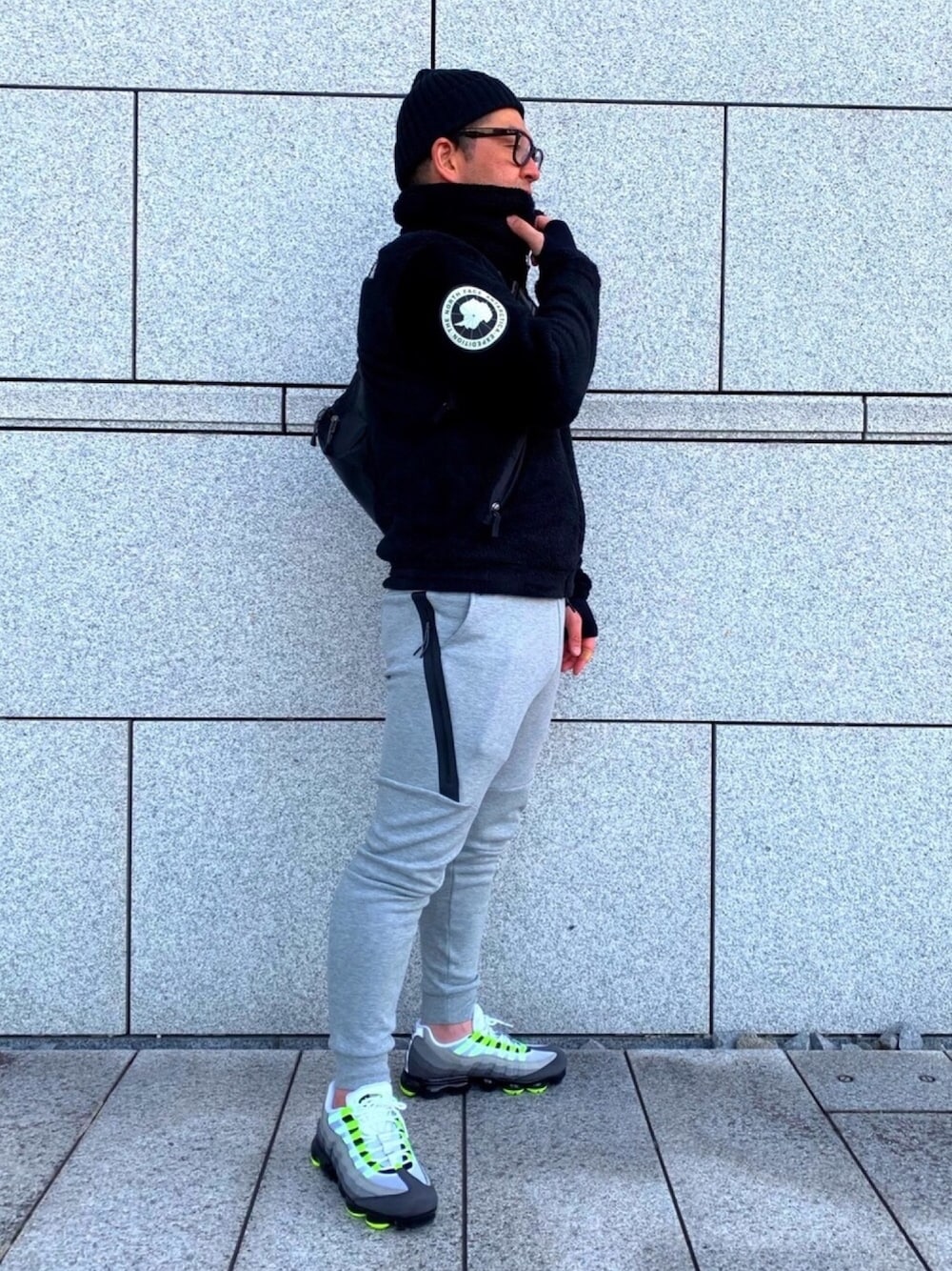 その他のスニーカー、ブラック系のその他パンツ、ブラック系のその他アウターを着用したメンズの冬コーディネートの1枚目の写真