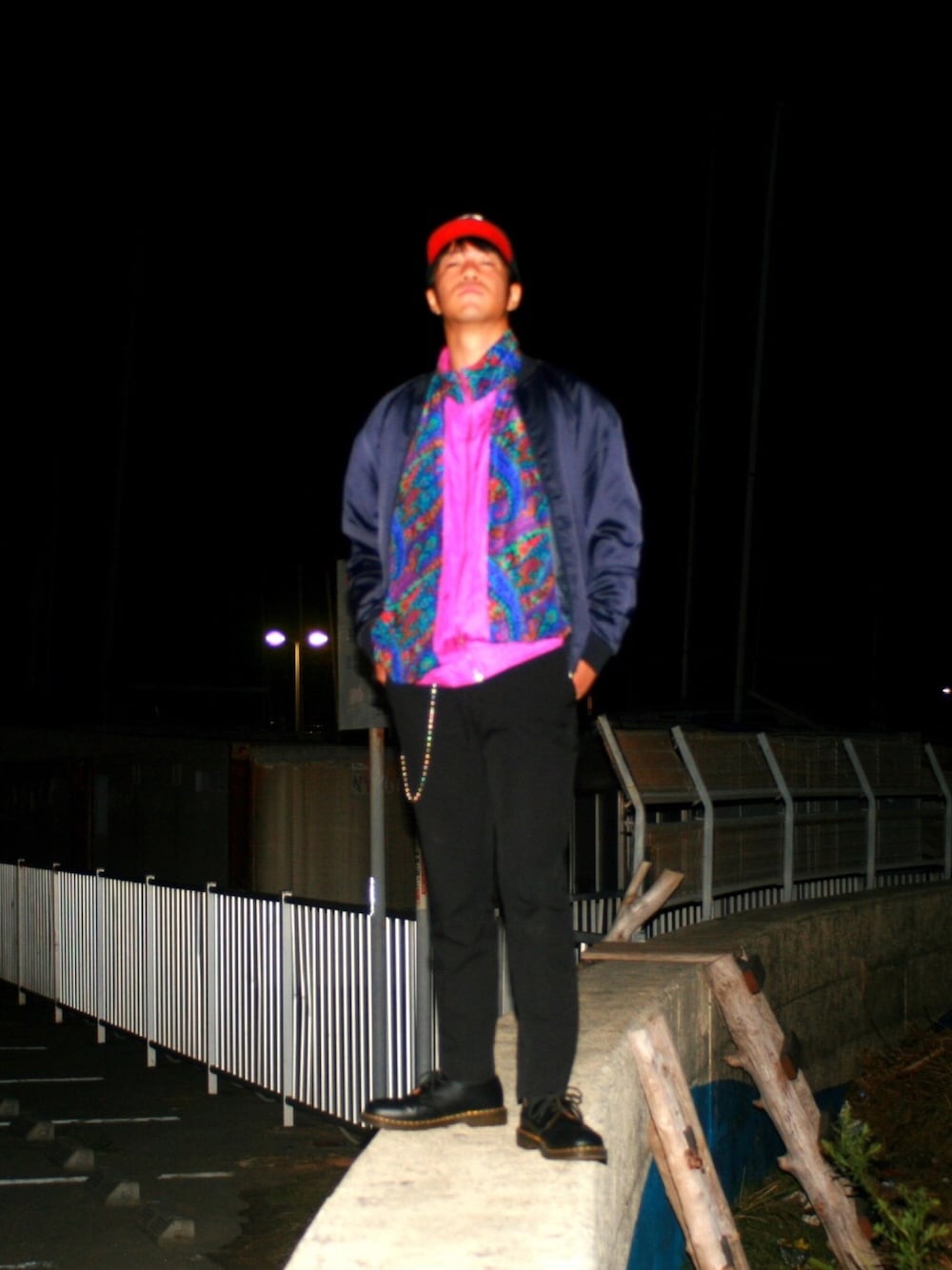 「秋服、ootd、fashion、古着コーデ、Dr.Martens、柄、ナイロンジャケット、アウターONアウター、モード」｜「lavonのアイテム（ナイロンジャケット、パープル系）」を使った、コメディアン池田さん（メンズ・175cm）の秋コーディネートの1枚目の写真