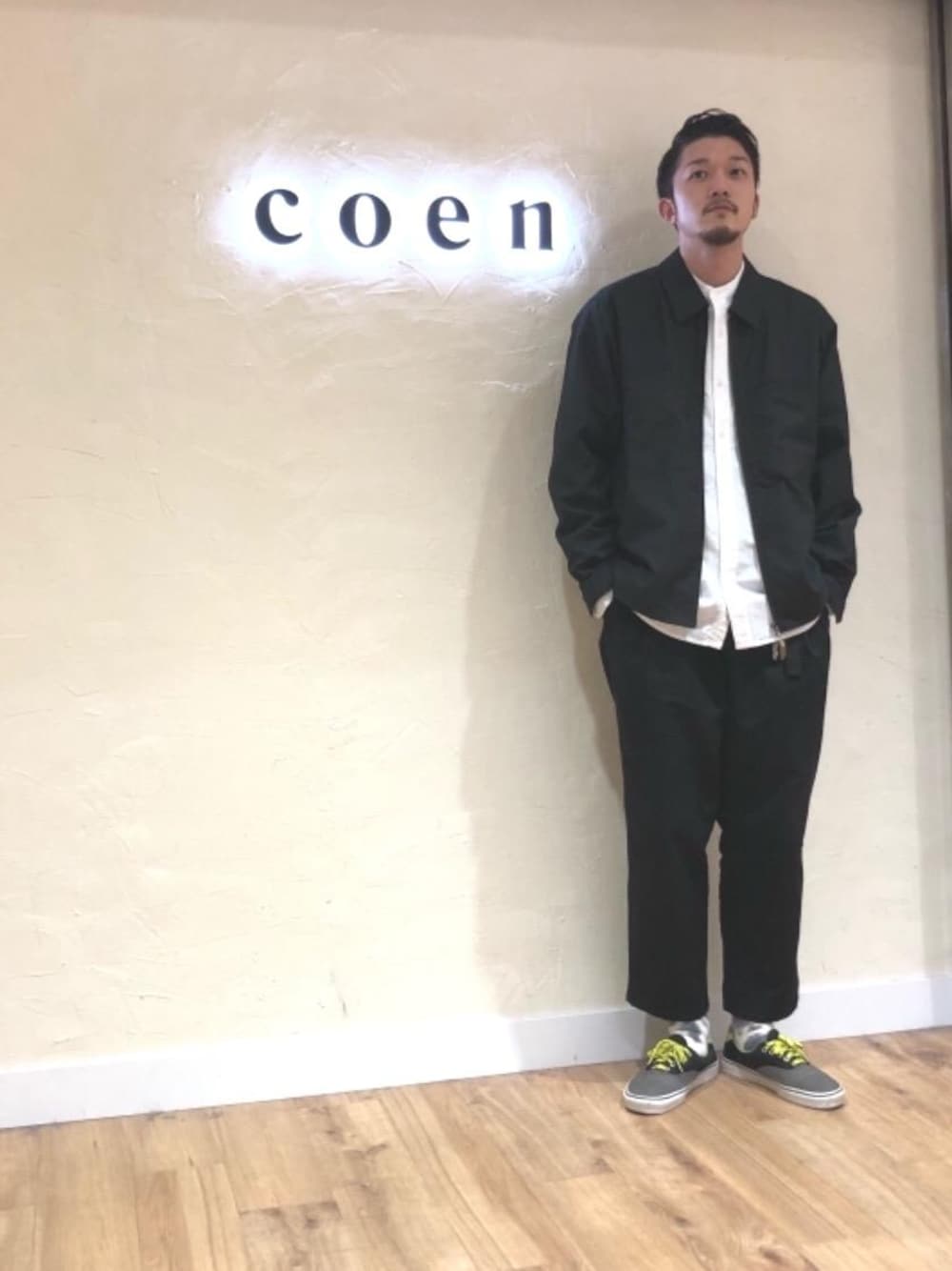 ブラック系のブルゾン、ホワイト系のシャツ/ブラウスを着用したメンズの冬コーディネートの1枚目の写真