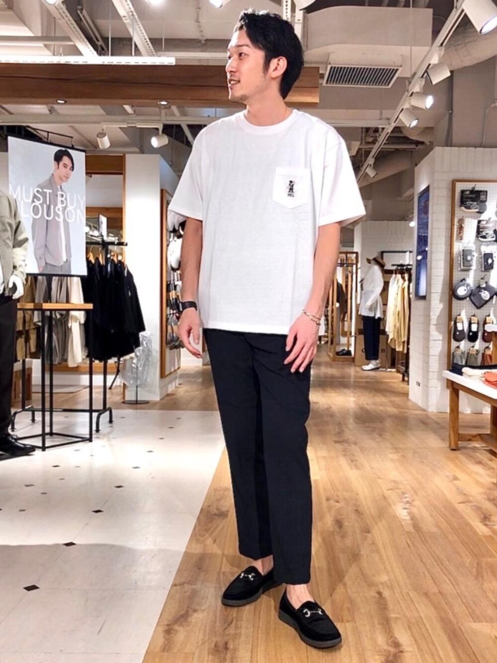 ブルー系のスラックス、ホワイト系のTシャツ/カットソーを着用したメンズの春コーディネートの1枚目の写真