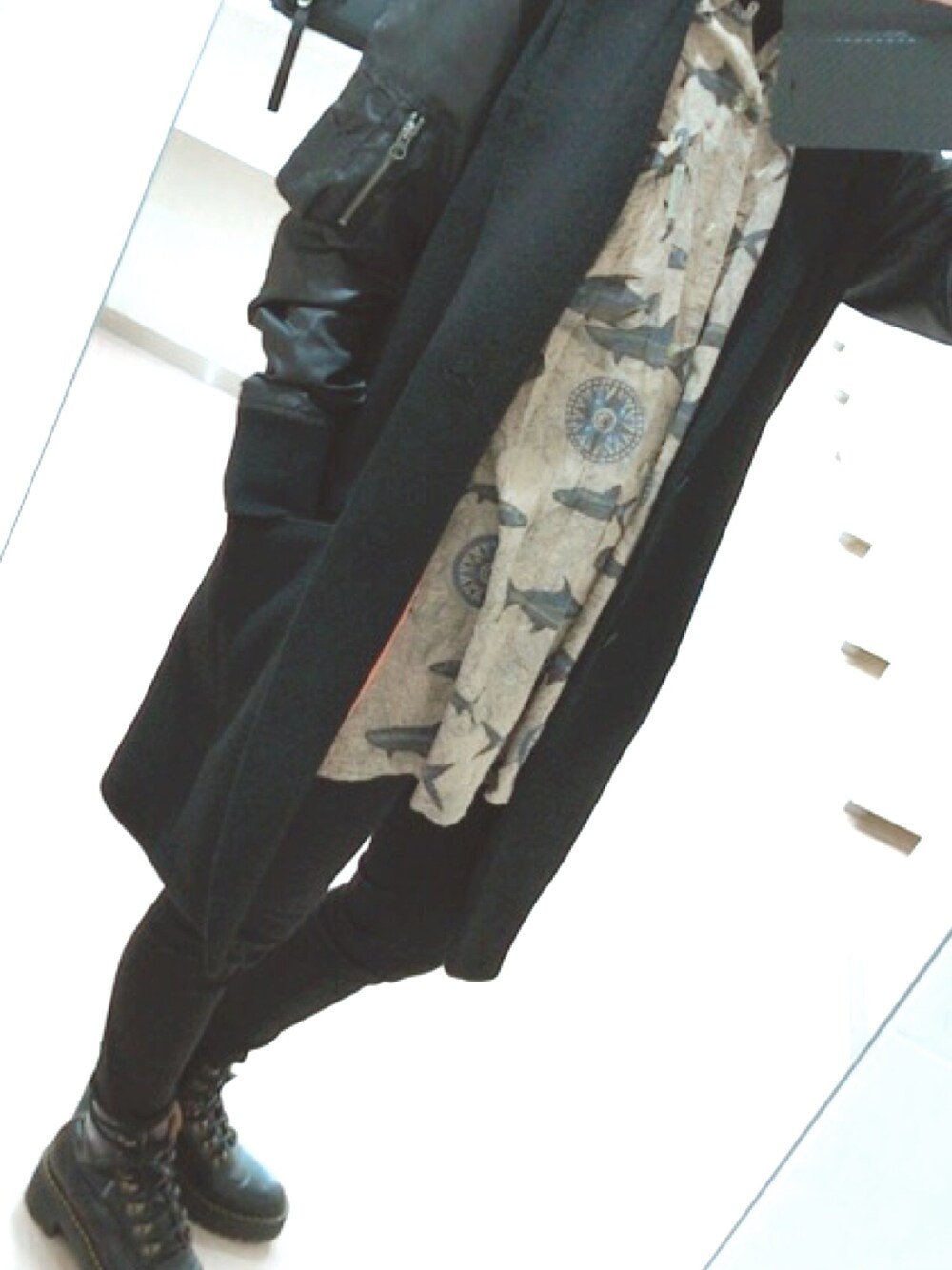 「glambのMaverick coat（チェスターコート、ブラック系）」を使った、アラキさん（レディース・162cm）の秋コーディネートの1枚目の写真