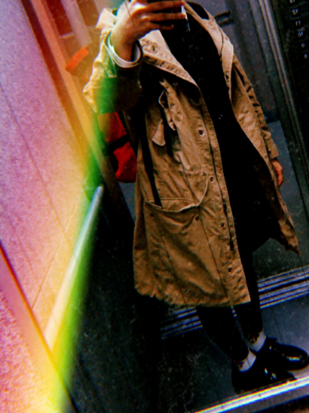 「エレベーター」｜「23区のアイテム（トレンチコート、ベージュ系）」を使った、gonさん（レディース・159cm）の秋コーディネートの1枚目の写真
