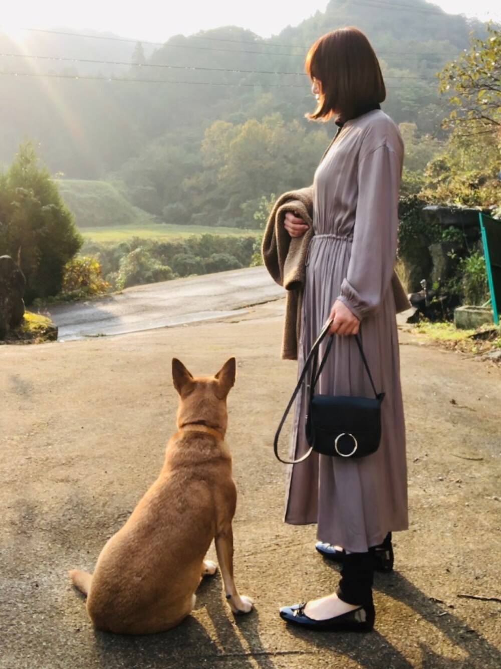 ベージュ系のワンピース、ベージュ系のダッフルコート、ブラック系のショルダーバッグを着用したレディースの秋コーディネートの1枚目の写真