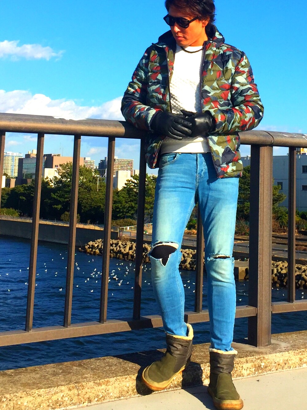 「EFFECTOR、scotch&soda、ZARA MAN、ELLE、DOLCE&GABBANA、INDIAN、サーフ、ロンハーマン、迷彩ダウン、ボアブーツ」｜「EFFECTORのアイテム（サングラス、ブラック系）」を使った、MA-KUNさん（メンズ・184cm）の冬コーディネートの1枚目の写真