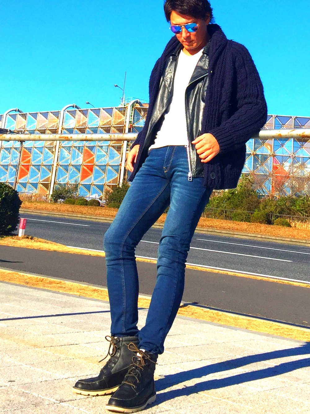 「glamb、ZARA MAN、AZUL by moussy、sperry top sider、サーフ、レザーブーツ、黒ブーツ、ダブルライダース、ニットカーディガン、ネイビーニット」｜「glambのRusty riders（ライダースジャケット、ブラック系）」を使った、MA-KUNさん（メンズ・184cm）の冬コーディネートの1枚目の写真