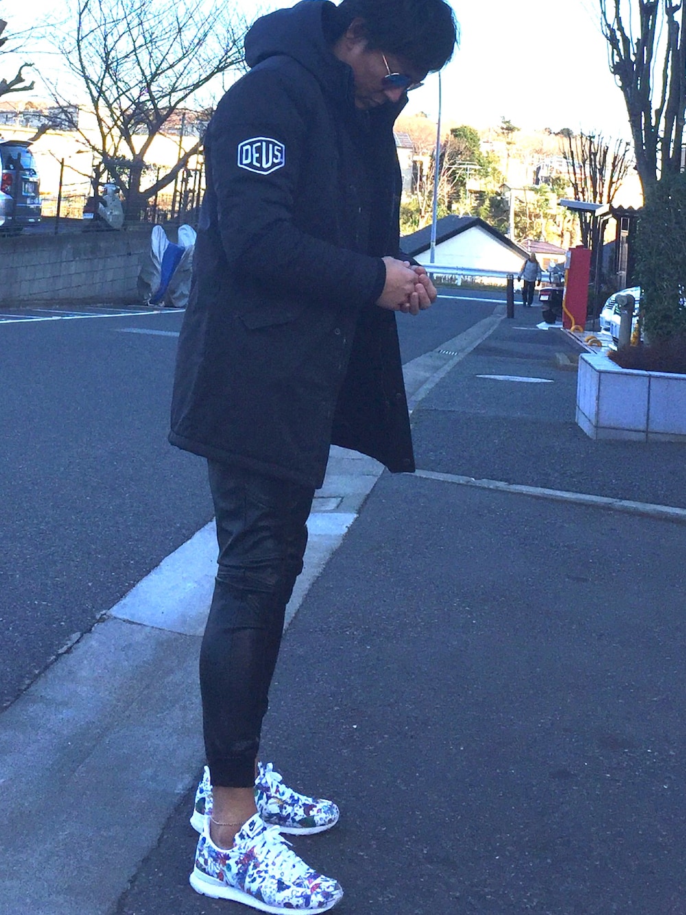 「デウス、DEUS EX MACHINA、ZARA MAN、NIKE、ナイキスニーカー、レザーパンツ、白スニーカー、サーフ、タイト」｜「DEUS EX MACHINAのアイテム（その他アウター、ブラック系）」を使った、MA-KUNさん（メンズ・184cm）の冬コーディネートの1枚目の写真