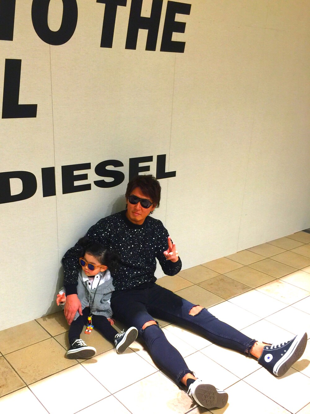 「EFFECTOR、HALFMAN、ZARA MAN、converse、gap kids、UNIQLO、サーフ、SURF、娘とお揃い、DIESEL(DIESEL)」｜「EFFECTORのアイテム（サングラス、ブラック系）」を使った、MA-KUNさん（メンズ・184cm）の春コーディネートの1枚目の写真