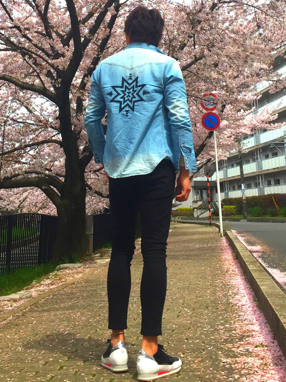 「Hub&Spoke、ZARA MAN、Philippe model、ネイティヴ、ネイティブ柄、デニムシャツ、ブラックデニム、フィリップモデル、桜、サーフ」｜「Hub&Spokeのアイテム（シャツ/ブラウス、ブルー系）」を使った、MA-KUNさん（メンズ・184cm）の春コーディネートの1枚目の写真