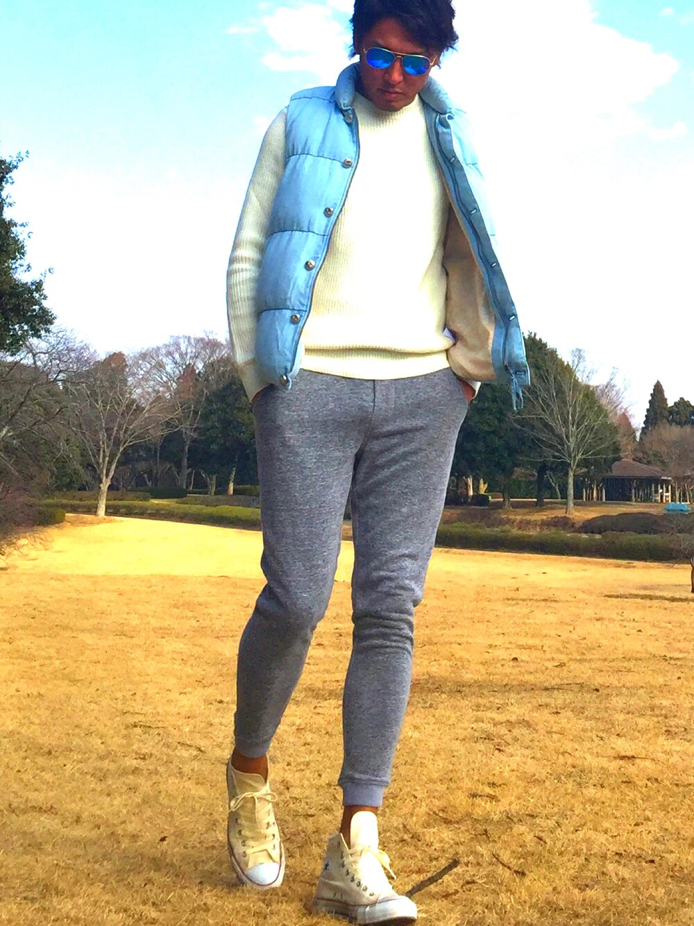「UNIQLO、SEVENDAYS＝SUNDAY、slowgun、converse、ユニクロニット、デニムダウンベスト、白ニット×デニム、スウェットパンツ、サーフ、california」｜「UNIQLOのアイテム（ニット/セーター、ホワイト系）」を使った、MA-KUNさん（メンズ・184cm）の冬コーディネートの1枚目の写真