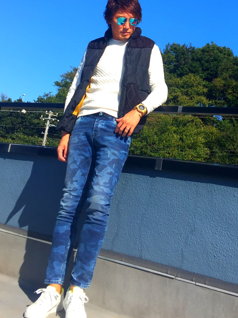 「ray ban、ダウンベスト、ZARA MAN、HYDROGEN、Diesel、サーフ、SURF、迷彩パンツ、ネオンイエロー、california」｜「Ray-BanのRay-Ban aviator sunglasses（サングラス、ブルー系）」を使った、MA-KUNさん（メンズ・184cm）の秋コーディネートの1枚目の写真