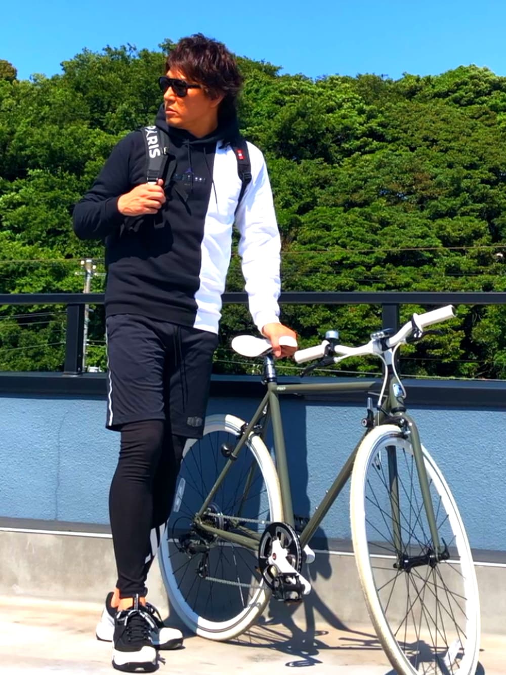 「EFFECTOR、AIR JORDAN、エアジョーダン、EVERLAST、AKM、モノトーン、レギンス×ショートパンツ、スポーティ、クロスバイク、プルオーバーパーカー」｜「EFFECTORのアイテム（サングラス、ブラック系）」を使った、MA-KUNさん（メンズ・183cm）の夏コーディネートの1枚目の写真