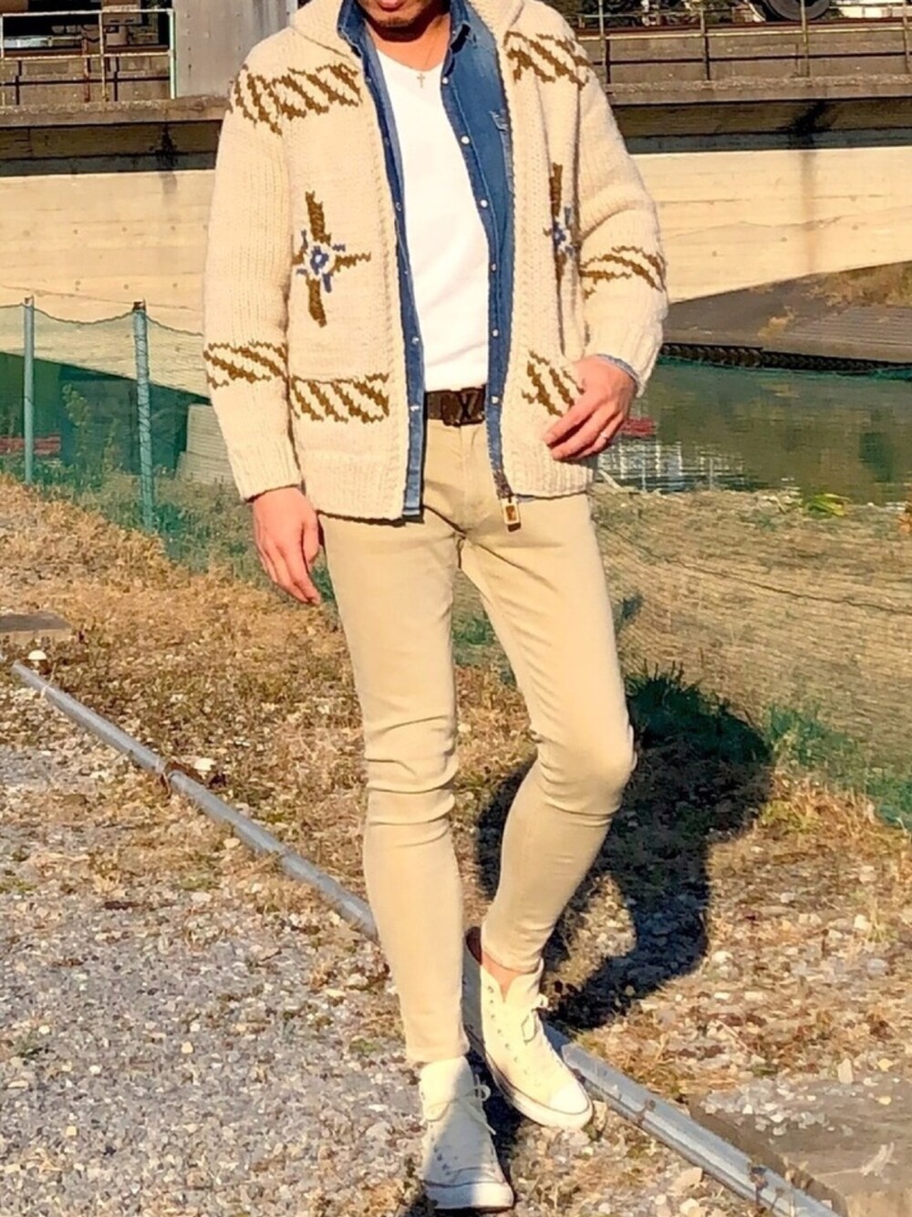 「GRANTED、gas、AZUL by moussy、LouisVuitton、ZARA MAN、converse、カウチン、ベージュコーデ、サーフ、大人カジュアル」｜「GRANTEDのアイテム（カーディガン/ボレロ、ベージュ系）」を使った、MA-KUNさん（メンズ・184cm）の冬コーディネートの1枚目の写真