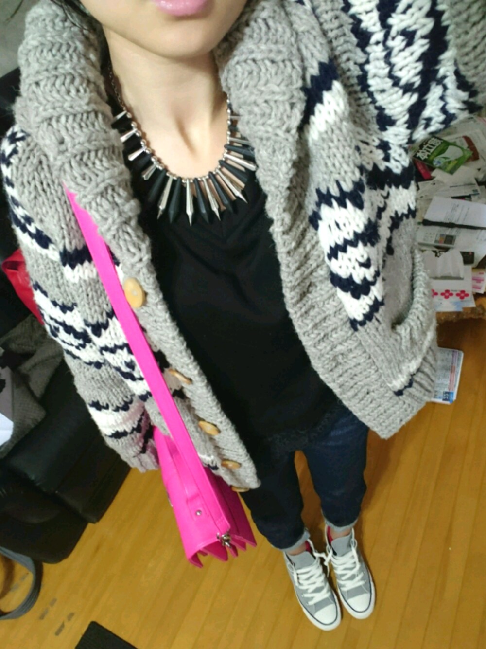 「カジュアルコーデ、シンプル、fashion、キレイめ、ニット、大人カジュアル、スニーカー、カウチン、デニム、moussy」｜「CONVERSEのSLY×コンバース（スニーカー、グレー系）」を使った、うまさんさん（レディース・155cm）の冬コーディネートの1枚目の写真