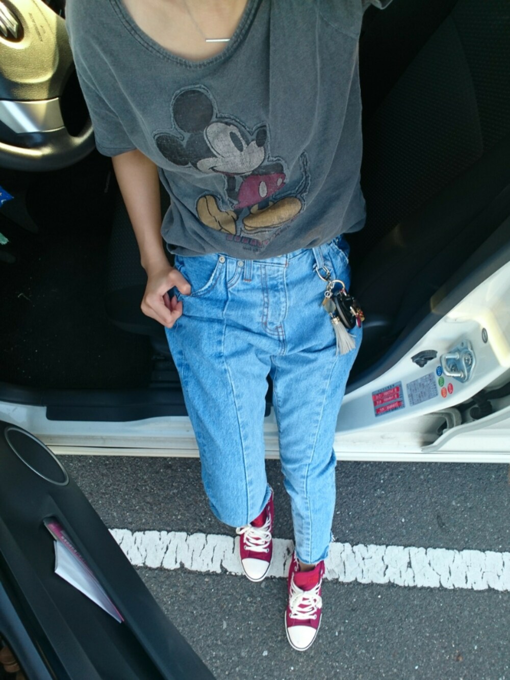 「カジュアル、シンプル、デニム、スニーカー、ハイカット、テーパードパンツ、Tシャツ、Tシャツ×デニム、ミッキー、はるコーデ」｜「RODEO CROWNS WIDE BOWLのアイテム（スニーカー、レッド系）」を使った、うまさんさん（レディース・155cm）の春コーディネートの1枚目の写真