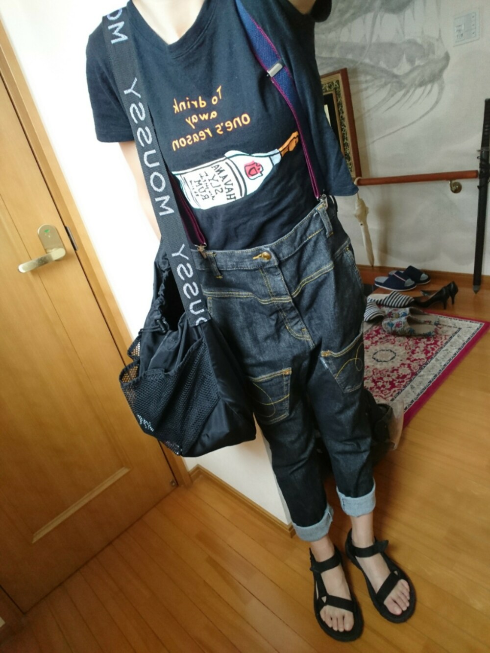 「シンプルコーデ、summer、デニム、パンツスタイル、black、通勤コーデ、スポサン、teva、うしろまえデニム、サスペンダー」｜「TevaのBAYFLOW／【TEVA(テバ)】HURRICANE（サンダル、ブラック系）」を使った、うまさんさん（レディース・155cm）の夏コーディネートの1枚目の写真