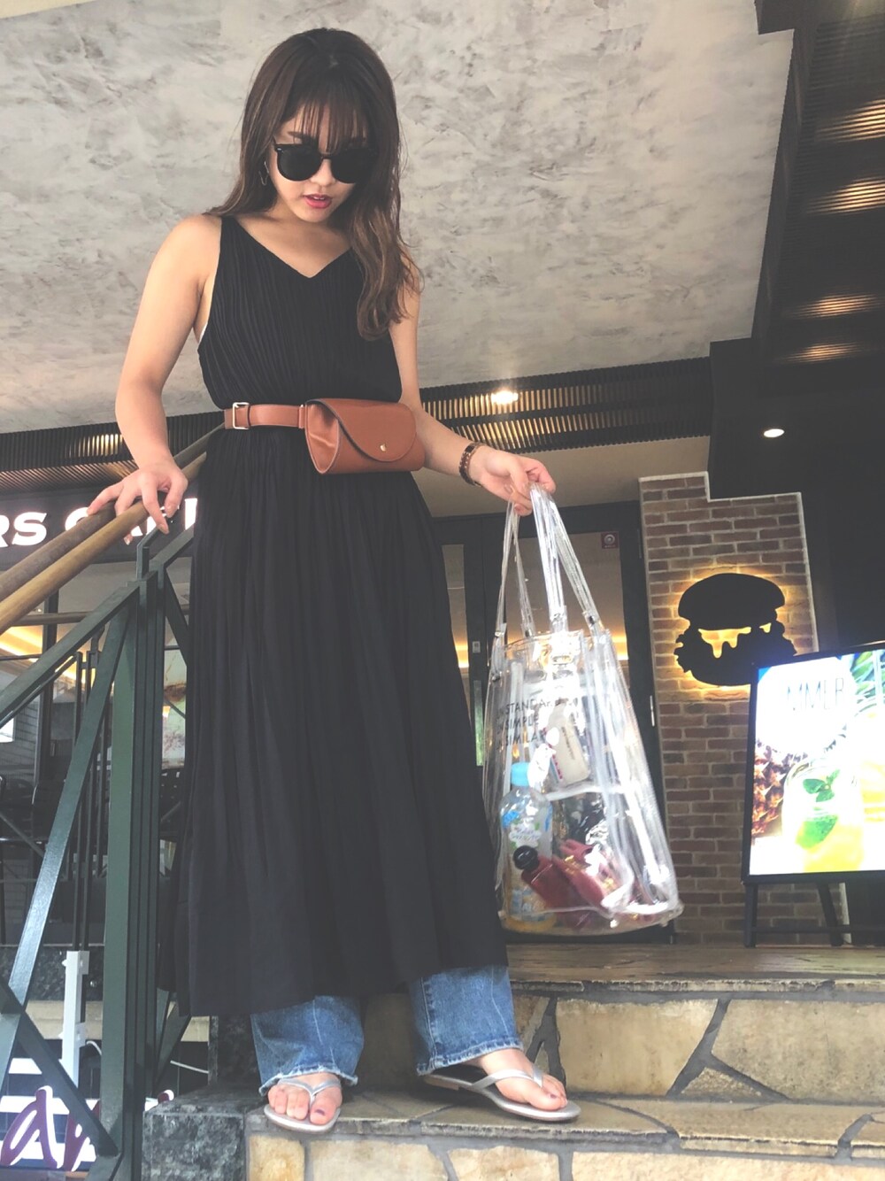 「moussy、SLY、レイヤードスタイル、キャミワンピ」｜「SLYのRANDOM PLEATS LONG OP（ワンピース、ブラック系）」を使った、MOMOKA TSUJIMOTOさん（レディース・153cm）の秋コーディネートの1枚目の写真
